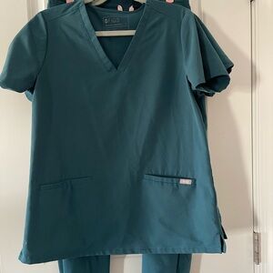 Figs Caribbean blue Casma Three-Pocket Scrub Top™